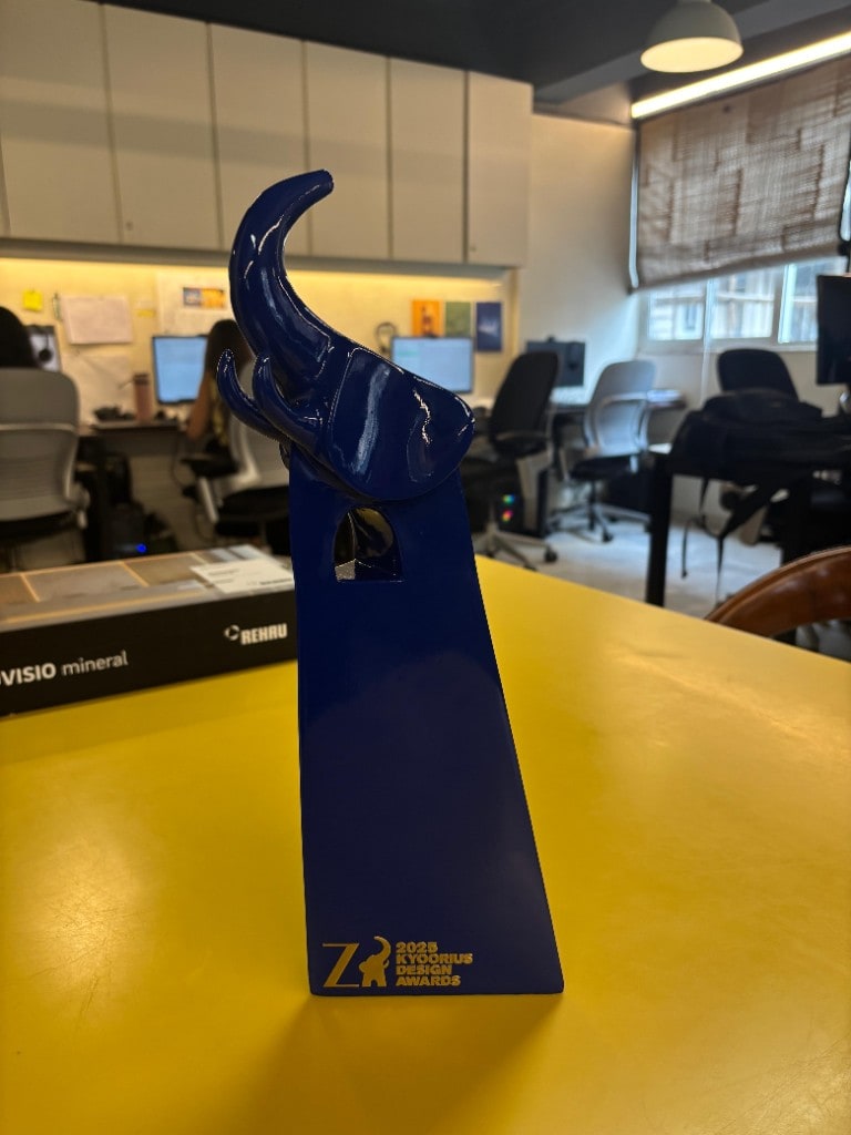 Kyoorius Blue Elephant trophy